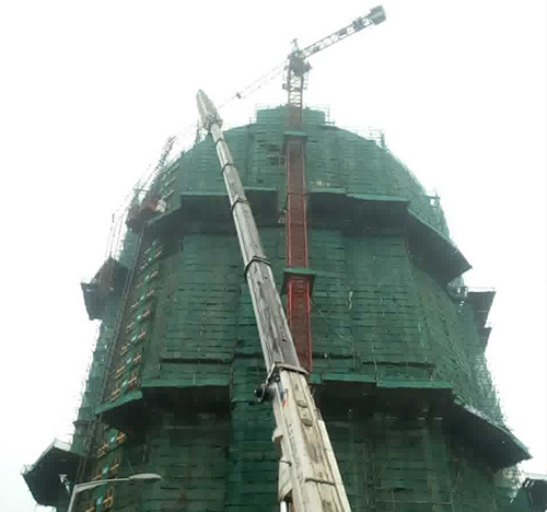 马村吊车在工地上作业